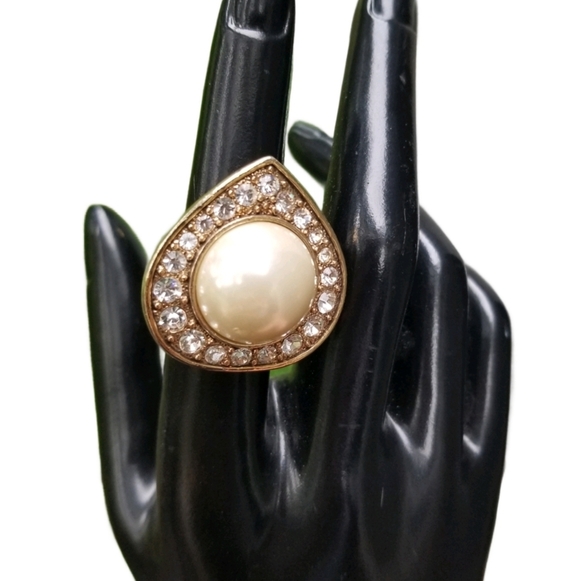 ARNOLD SCAASI DESIGNER VINTAGE GOLDTONE, FAUX PEARL & RHINESTONE FASHION RING - Picture 2 of 8